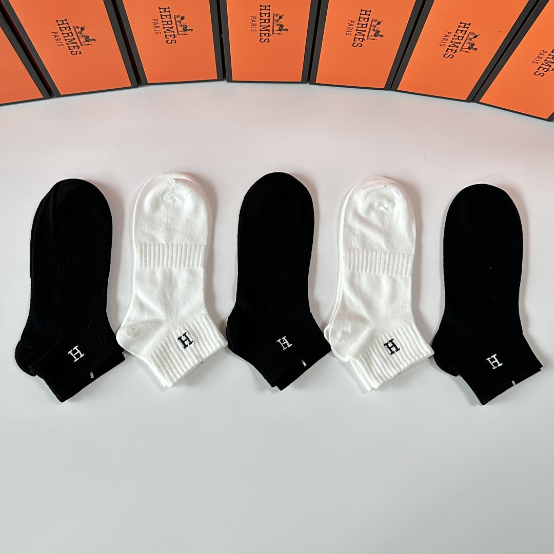 💛配专柜包装 Hermes （爱马仕）新款刺绣中筒袜堆堆袜袜子！一盒五双，专柜同步筒袜袜子，💛大牌出街，潮人必备。超好搭