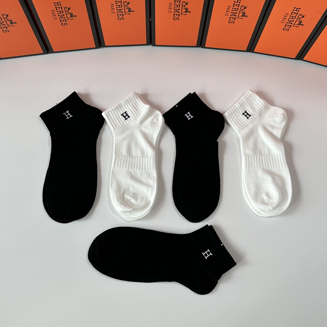 💛配专柜包装 Hermes （爱马仕）新款刺绣中筒袜堆堆袜袜子！一盒五双，专柜同步筒袜袜子，💛大牌出街，潮人必备。超好搭