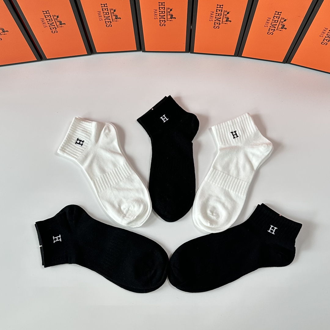 💛配专柜包装 Hermes （爱马仕）新款刺绣中筒袜堆堆袜袜子！一盒五双，专柜同步筒袜袜子，💛大牌出街，潮人必备。超好搭