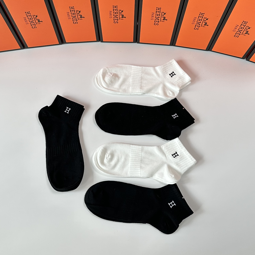 💛配专柜包装 Hermes （爱马仕）新款刺绣中筒袜堆堆袜袜子！一盒五双，专柜同步筒袜袜子，💛大牌出街，潮人必备。超好搭