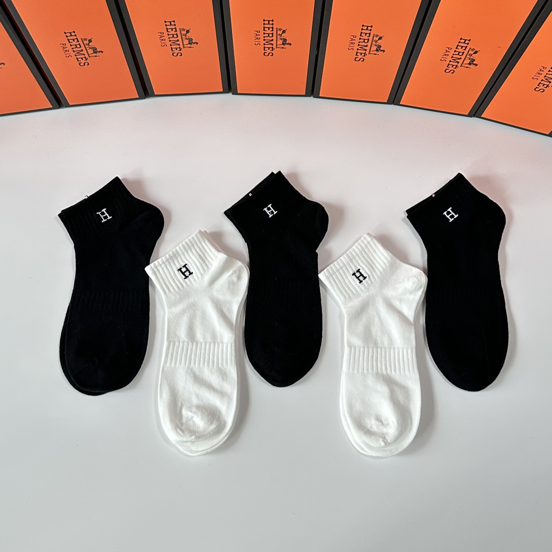 💛配专柜包装 Hermes （爱马仕）新款刺绣中筒袜堆堆袜袜子！一盒五双，专柜同步筒袜袜子，💛大牌出街，潮人必备。超好搭