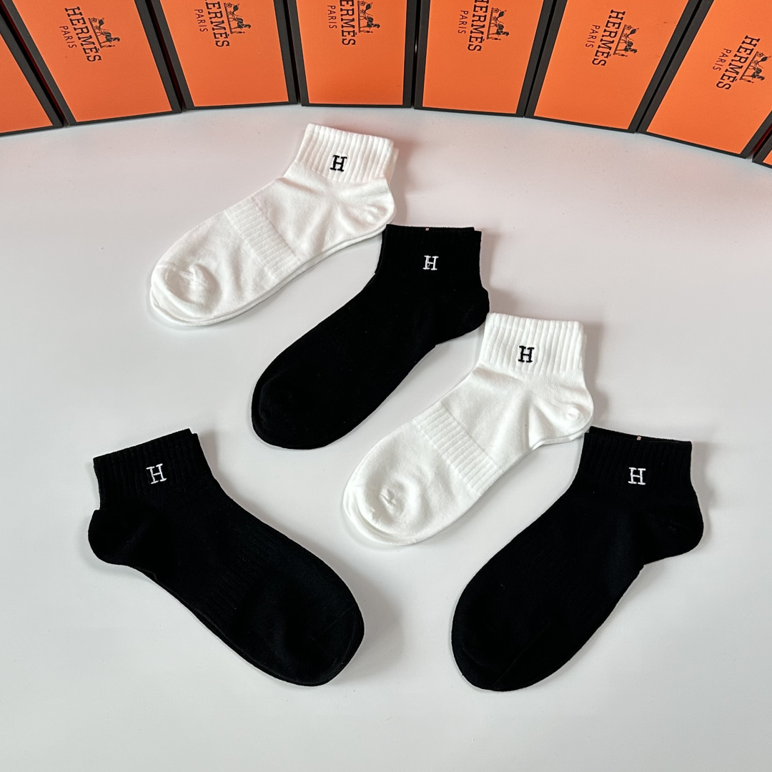💛配专柜包装 Hermes （爱马仕）新款刺绣中筒袜堆堆袜袜子！一盒五双，专柜同步筒袜袜子，💛大牌出街，潮人必备。超好搭