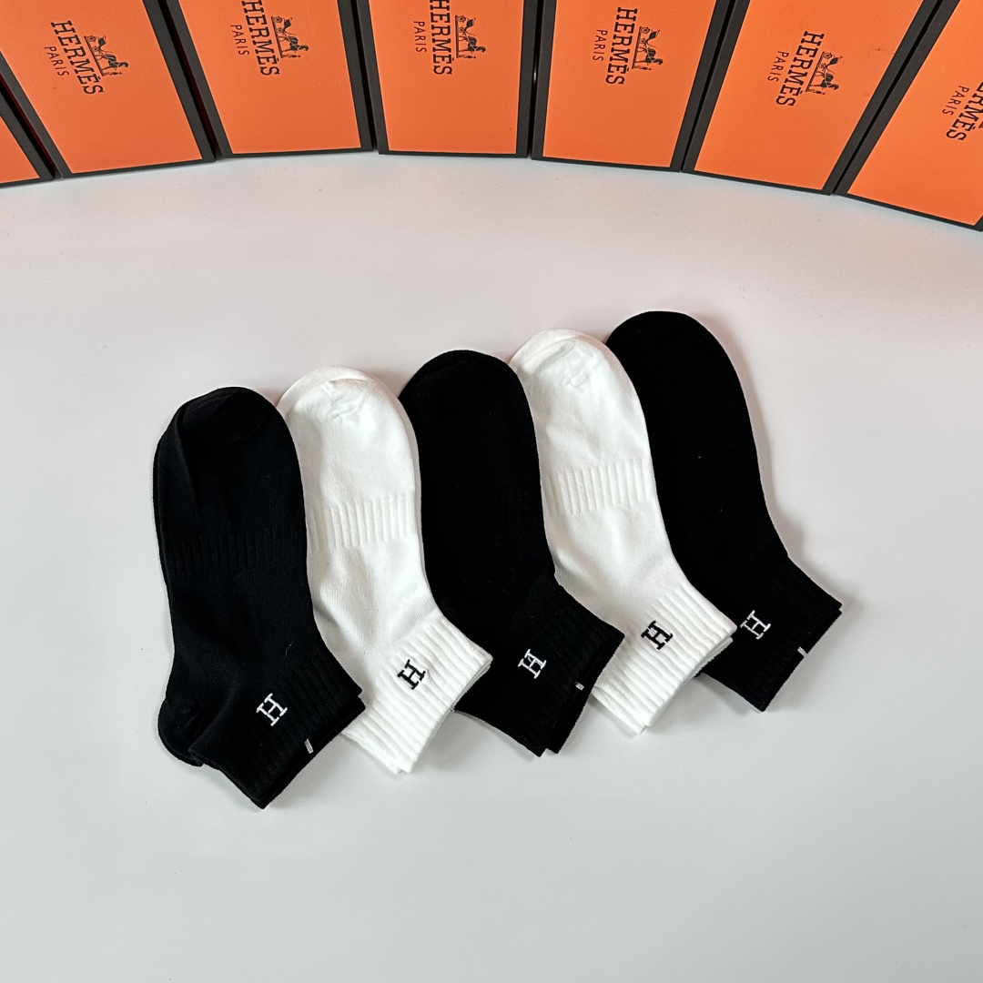 💛配专柜包装 Hermes （爱马仕）新款刺绣中筒袜堆堆袜袜子！一盒五双，专柜同步筒袜袜子，💛大牌出街，潮人必备。超好搭
