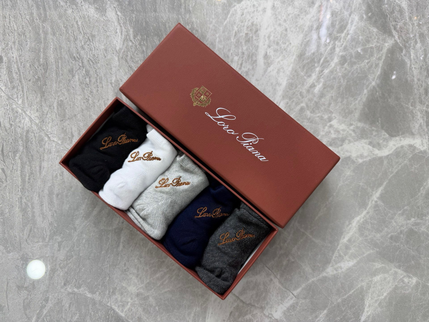 💛配包装 LORO PIANA（LP）新款刺绣中短款堆堆袜袜子！一盒五双， 专柜同步筒款袜子，💛大牌出街，潮人必备。超好