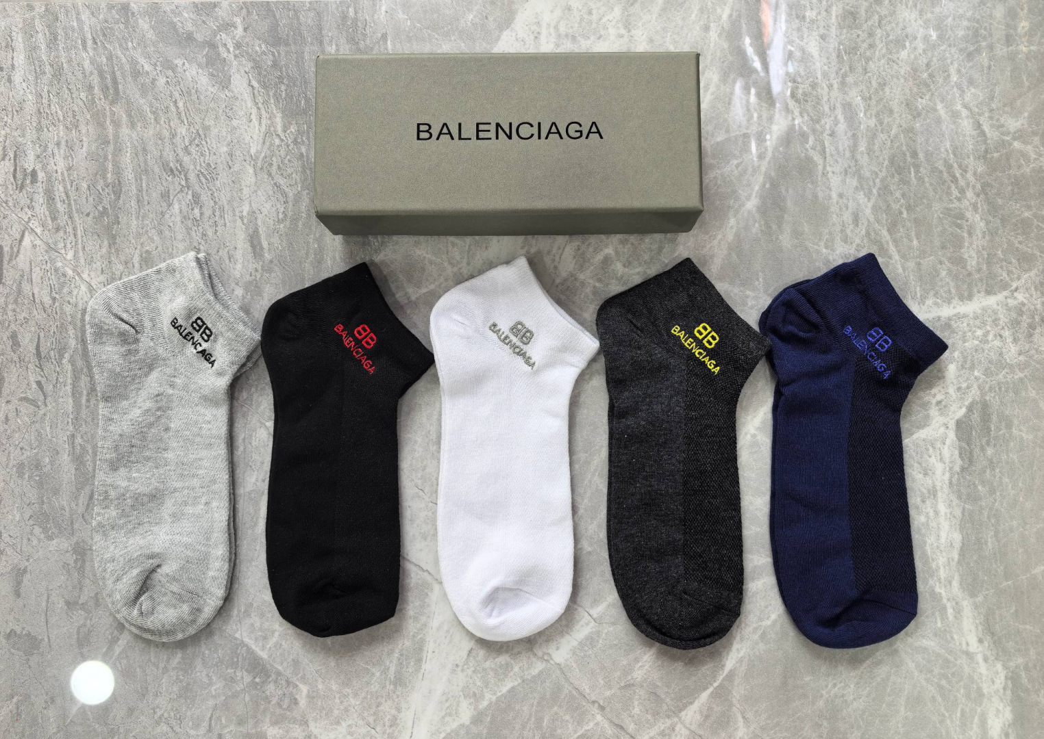 💛配包装 Balenciaga（巴黎世家）新款刺绣中短款堆堆袜袜子！一盒五双， 专柜同步筒款袜子，💛大牌出街，潮人必备。