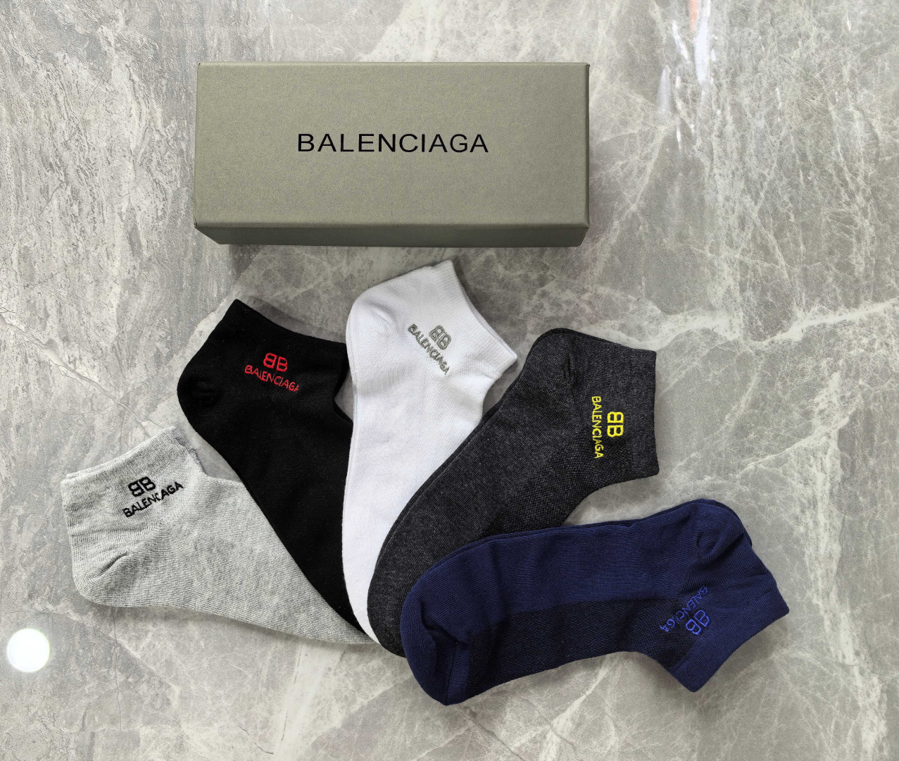 💛配包装 Balenciaga（巴黎世家）新款刺绣中短款堆堆袜袜子！一盒五双， 专柜同步筒款袜子，💛大牌出街，潮人必备。