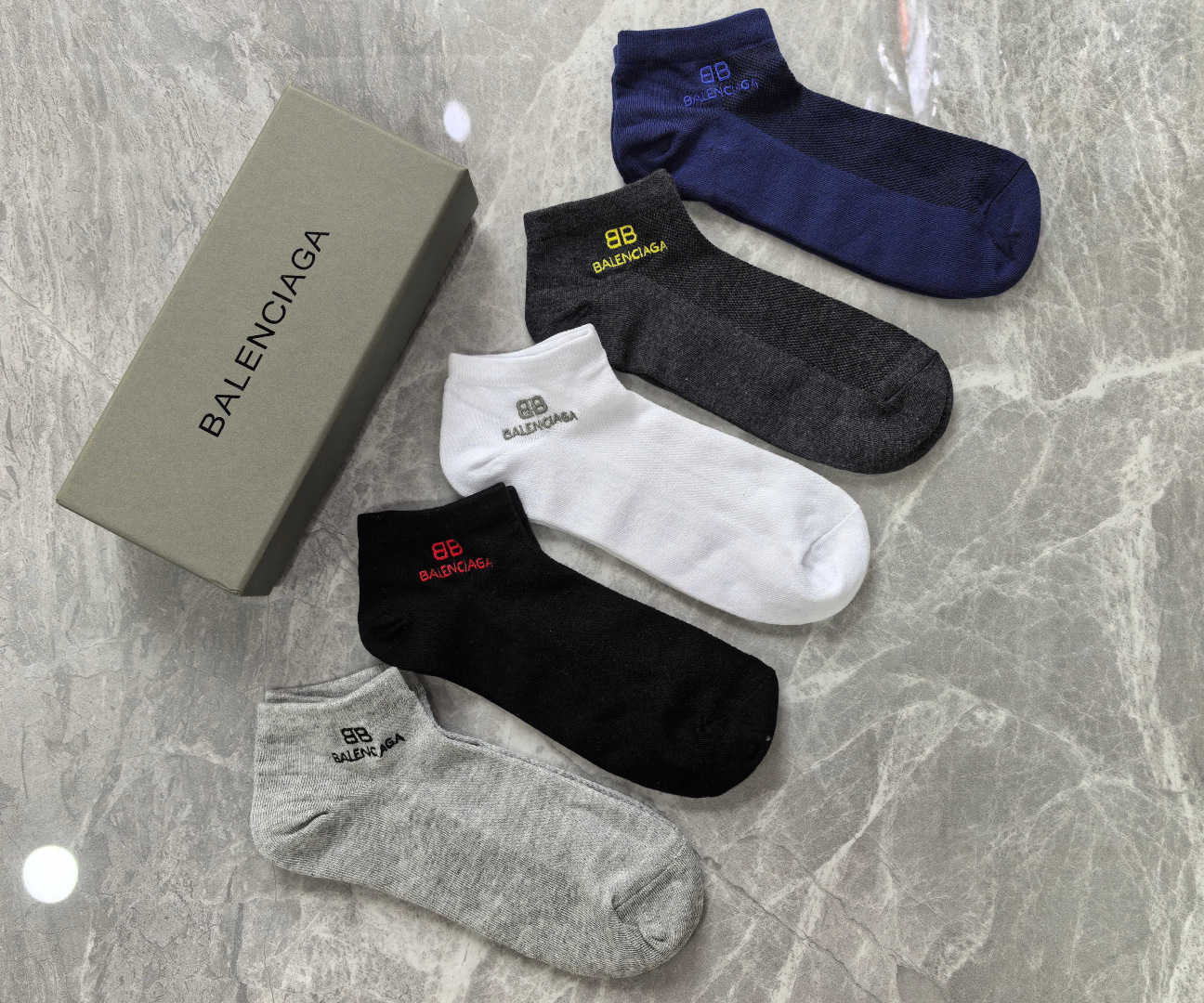 💛配包装 Balenciaga（巴黎世家）新款刺绣中短款堆堆袜袜子！一盒五双， 专柜同步筒款袜子，💛大牌出街，潮人必备。