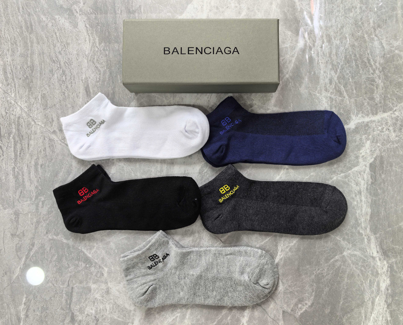 💛配包装 Balenciaga（巴黎世家）新款刺绣中短款堆堆袜袜子！一盒五双， 专柜同步筒款袜子，💛大牌出街，潮人必备。