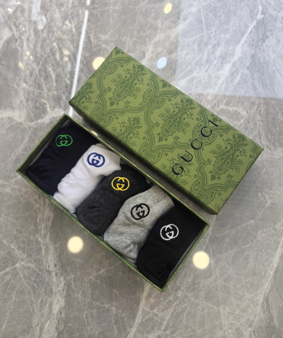 💛配包装 Gucci（古驰）新款刺绣中短款堆堆袜袜子！一盒五双， 专柜同步筒款袜子，💛大牌出街，潮人必备。超好搭