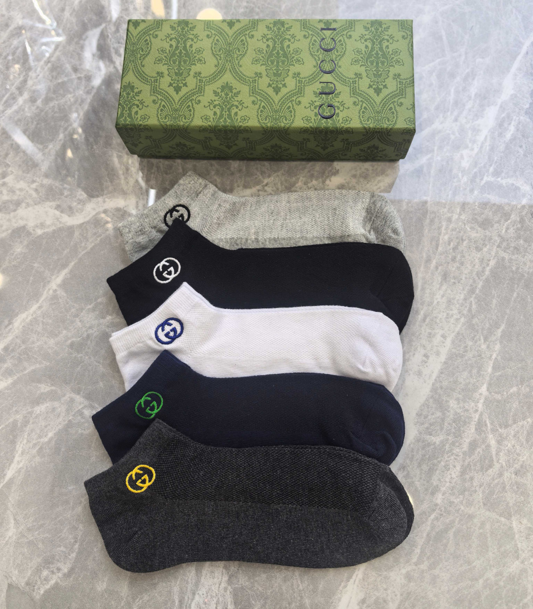 💛配包装 Gucci（古驰）新款刺绣中短款堆堆袜袜子！一盒五双， 专柜同步筒款袜子，💛大牌出街，潮人必备。超好搭