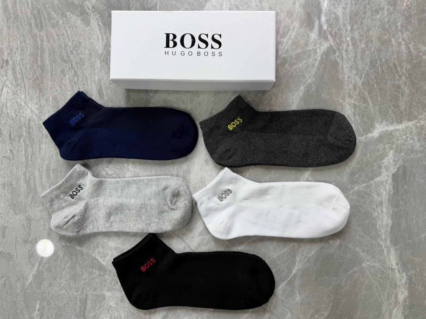 💛配包装 Boss 新款刺绣中短款堆堆袜袜子！一盒五双， 专柜同步筒款袜子，💛大牌出街，潮人必备。超好搭