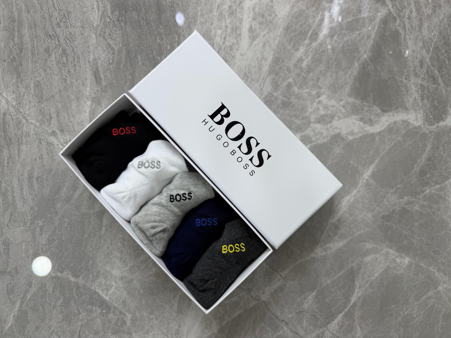 💛配包装 Boss 新款刺绣中短款堆堆袜袜子！一盒五双， 专柜同步筒款袜子，💛大牌出街，潮人必备。超好搭