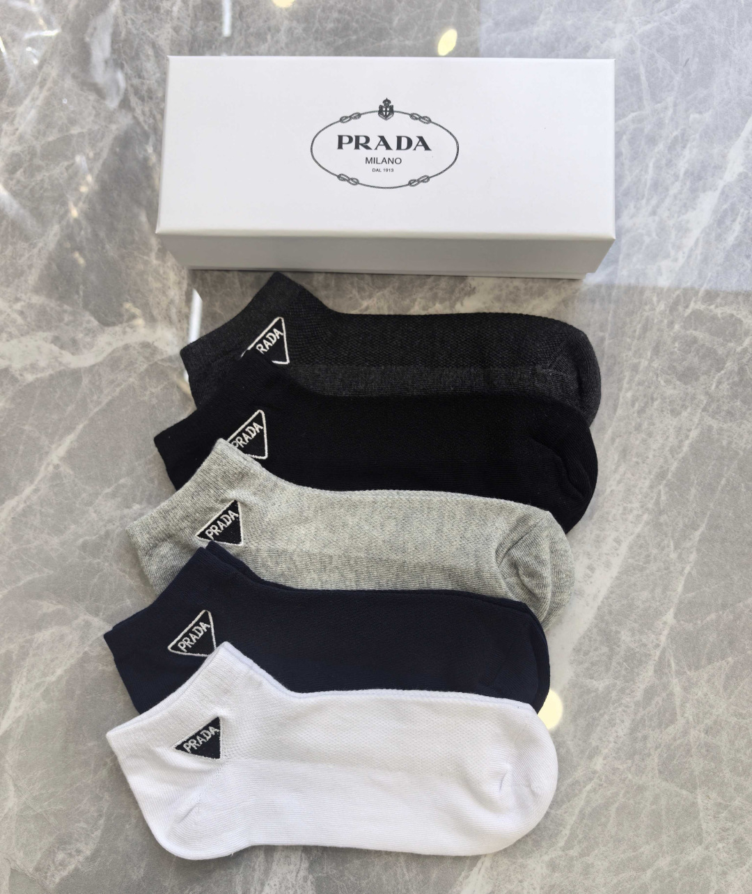 💛配包装 Prada（普拉达）新款刺绣中短款堆堆袜袜子！一盒五双， 专柜同步筒款袜子，💛大牌出街，潮人必备。超好搭
