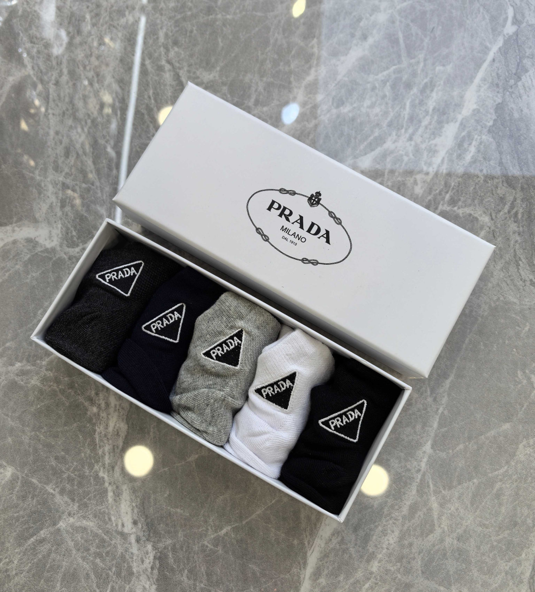 💛配包装 Prada（普拉达）新款刺绣中短款堆堆袜袜子！一盒五双， 专柜同步筒款袜子，💛大牌出街，潮人必备。超好搭