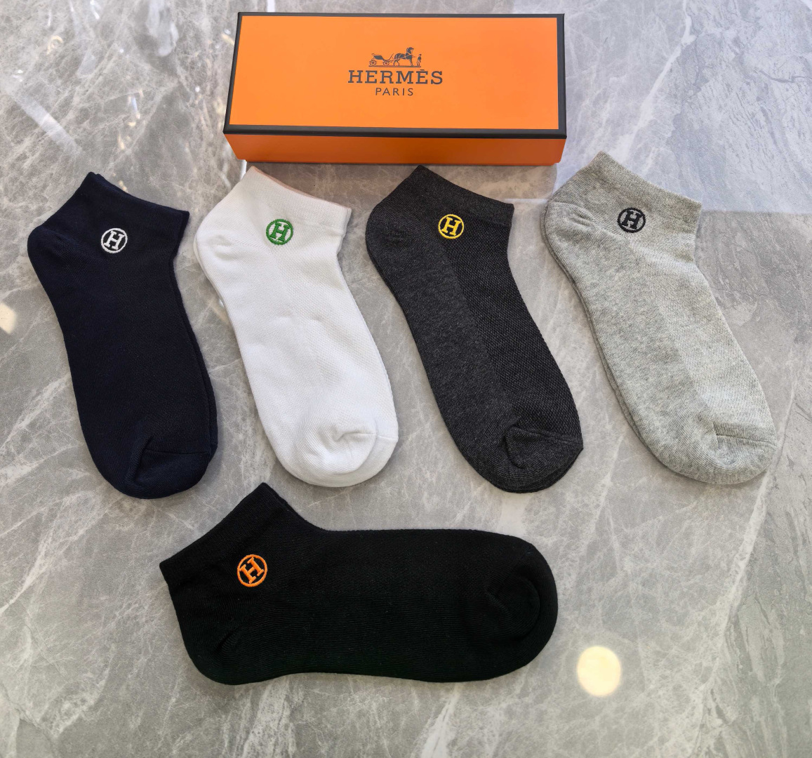 💛配包装 Hermes （爱马仕）新款刺绣中短款堆堆袜袜子！一盒五双， 专柜同步筒款袜子，💛大牌出街，潮人必备。超好搭