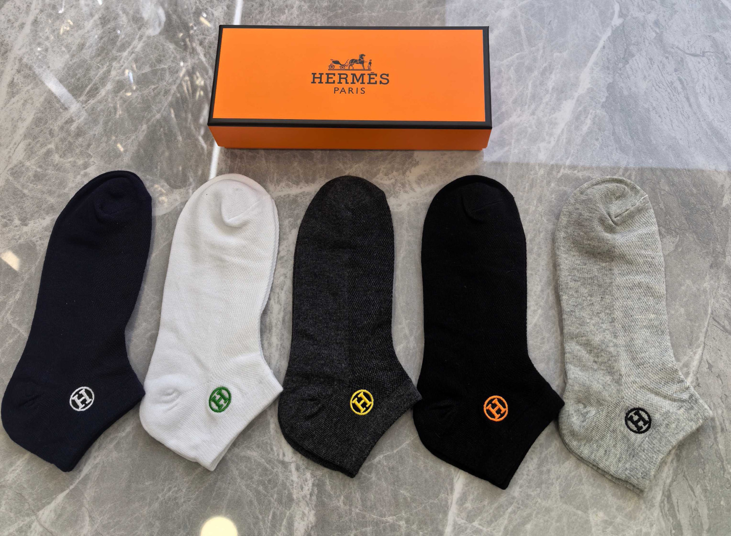 💛配包装 Hermes （爱马仕）新款刺绣中短款堆堆袜袜子！一盒五双， 专柜同步筒款袜子，💛大牌出街，潮人必备。超好搭
