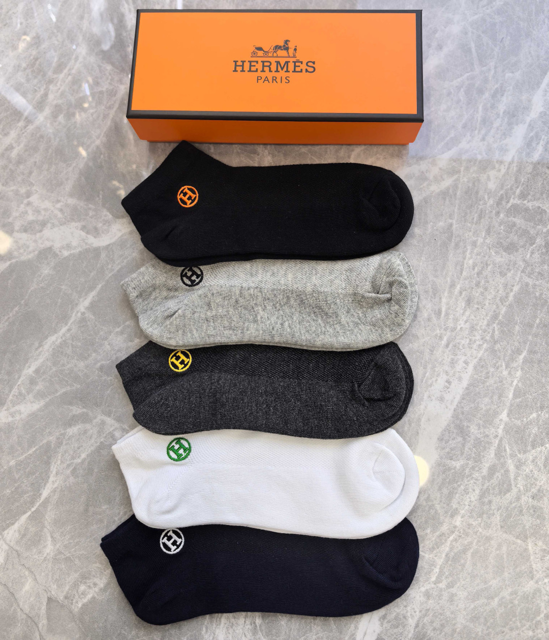 💛配包装 Hermes （爱马仕）新款刺绣中短款堆堆袜袜子！一盒五双， 专柜同步筒款袜子，💛大牌出街，潮人必备。超好搭