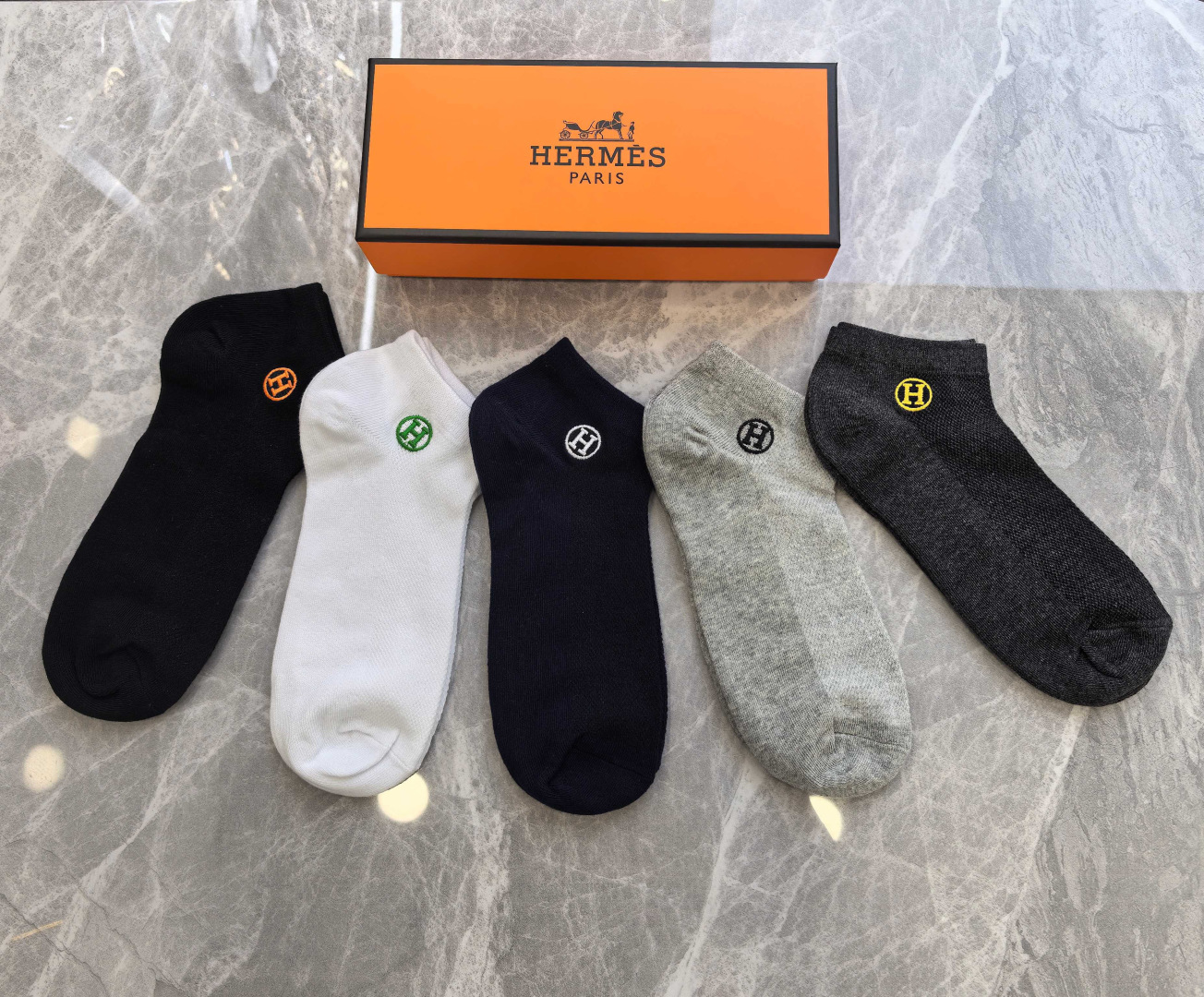💛配包装 Hermes （爱马仕）新款刺绣中短款堆堆袜袜子！一盒五双， 专柜同步筒款袜子，💛大牌出街，潮人必备。超好搭
