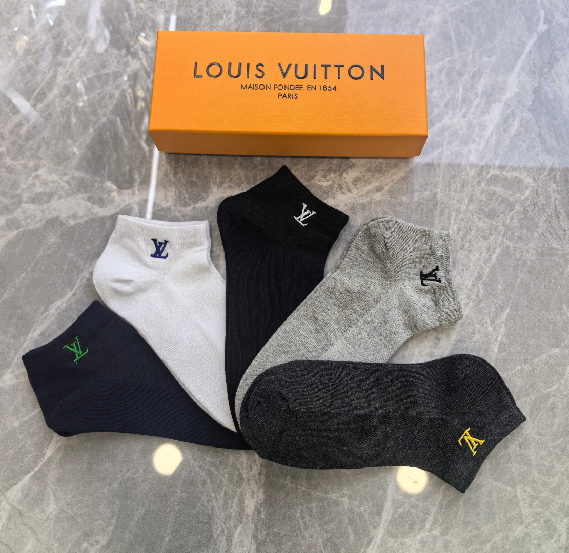 💛配包装 Lv（路易威登）新款刺绣中短款堆堆袜袜子！一盒五双， 专柜同步筒款袜子，💛大牌出街，潮人必备。超好搭