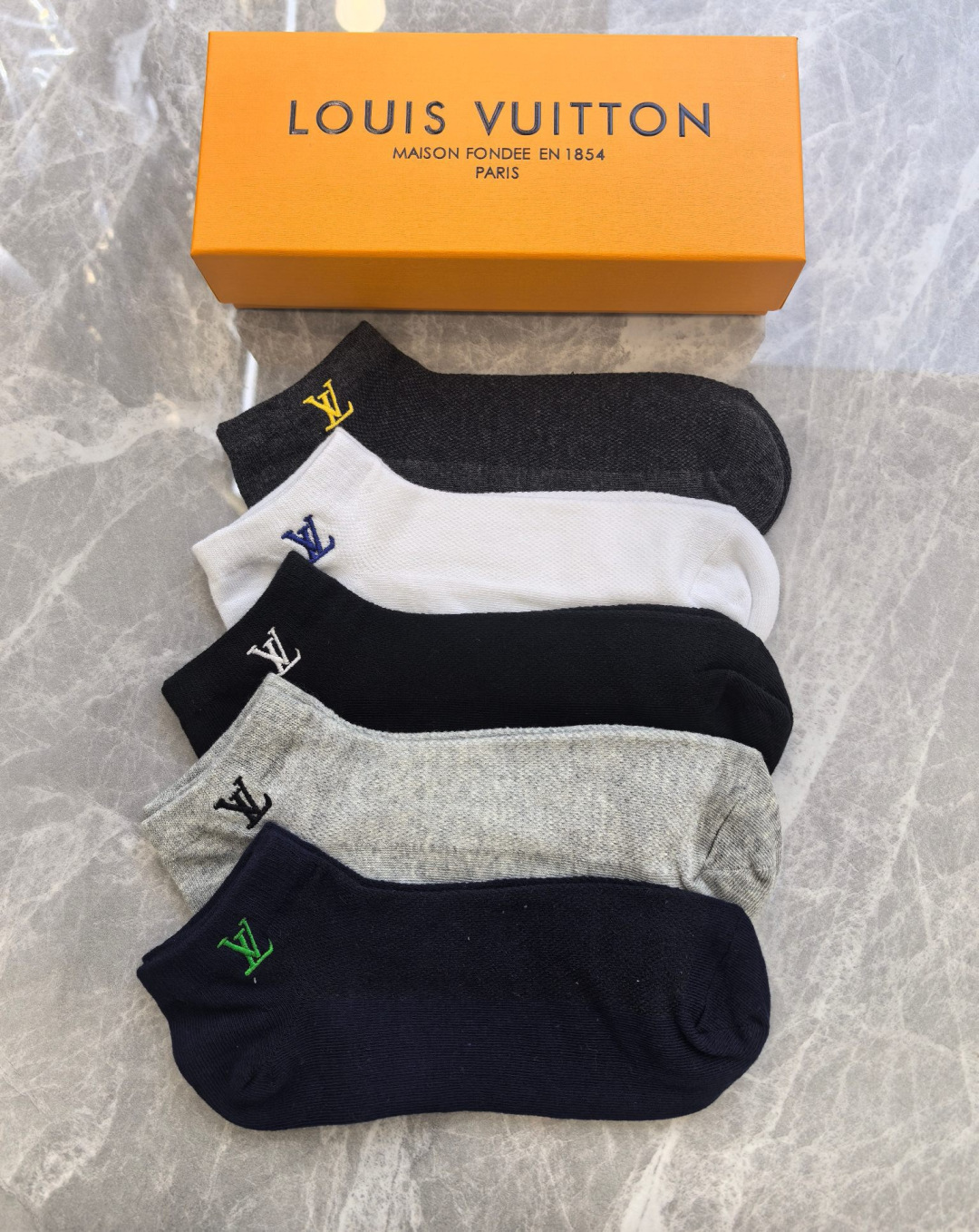 💛配包装 Lv（路易威登）新款刺绣中短款堆堆袜袜子！一盒五双， 专柜同步筒款袜子，💛大牌出街，潮人必备。超好搭