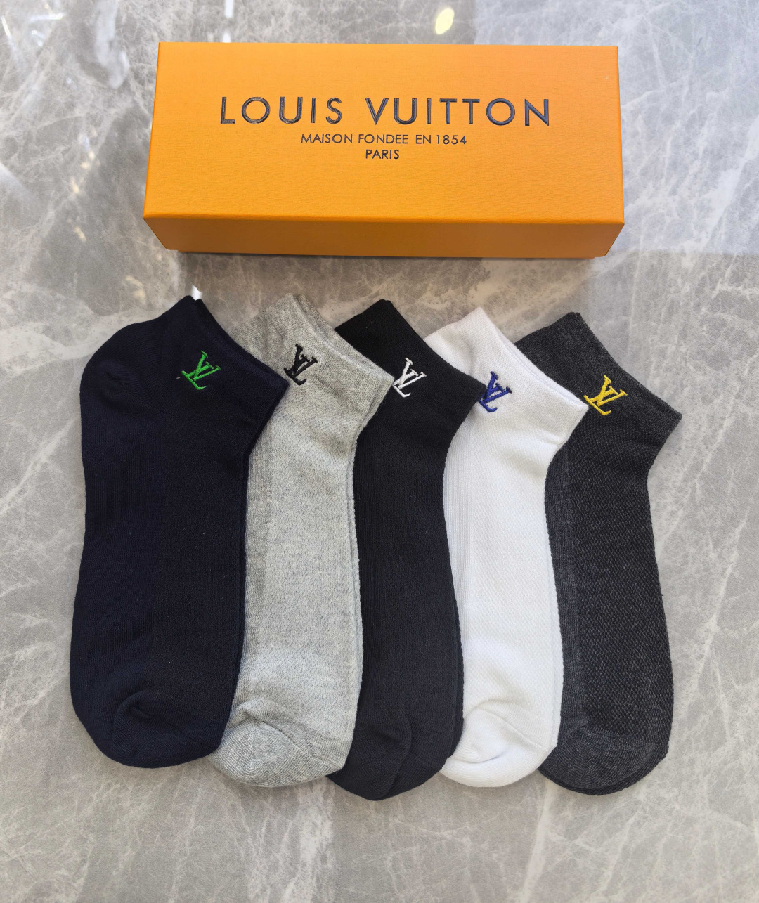 💛配包装 Lv（路易威登）新款刺绣中短款堆堆袜袜子！一盒五双， 专柜同步筒款袜子，💛大牌出街，潮人必备。超好搭