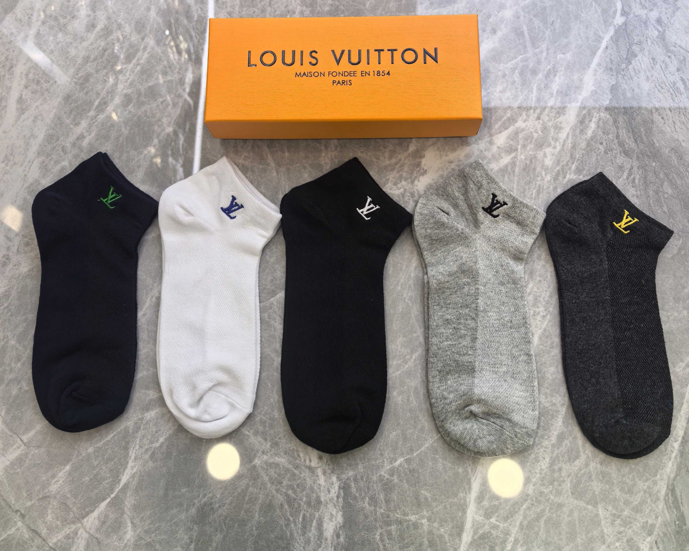💛配包装 Lv（路易威登）新款刺绣中短款堆堆袜袜子！一盒五双， 专柜同步筒款袜子，💛大牌出街，潮人必备。超好搭