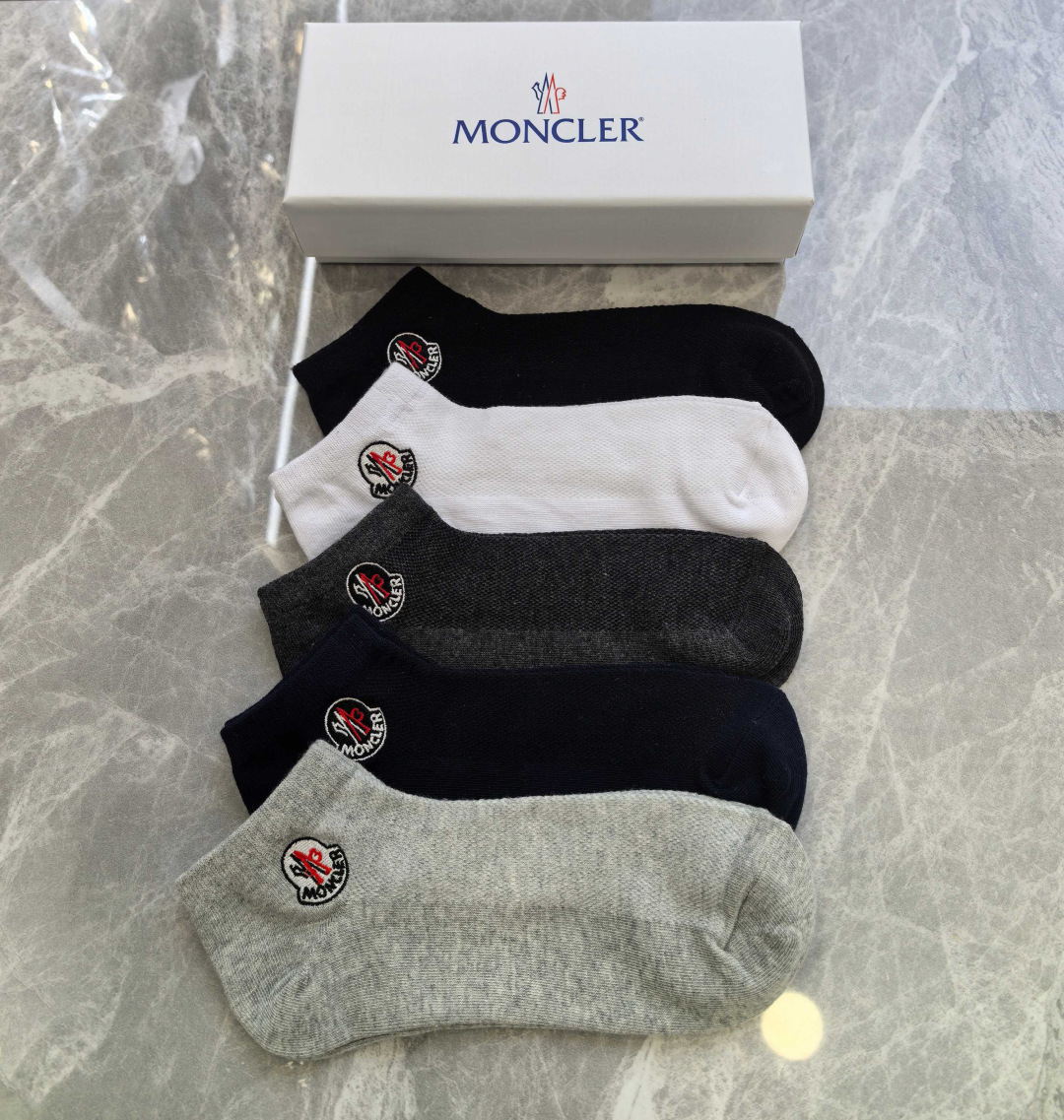 💛配包装 MONCLER（蒙口）新款经典刺绣中短款堆堆袜袜子！一盒五双， 专柜同步筒袜袜子，💛大牌出街，潮人必备。超好搭
