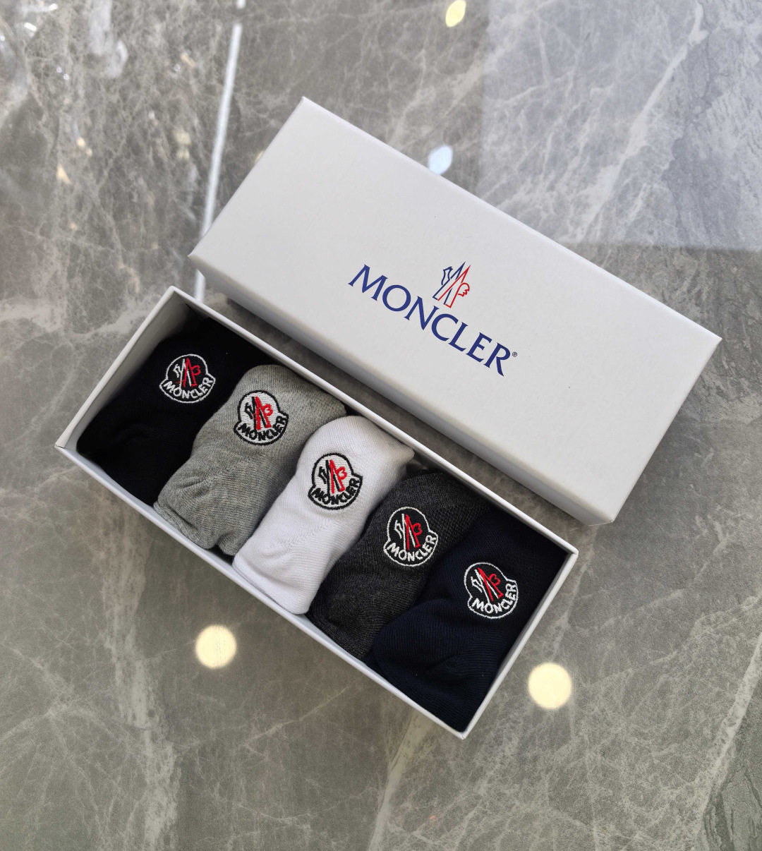 💛配包装 MONCLER（蒙口）新款经典刺绣中短款堆堆袜袜子！一盒五双， 专柜同步筒袜袜子，💛大牌出街，潮人必备。超好搭