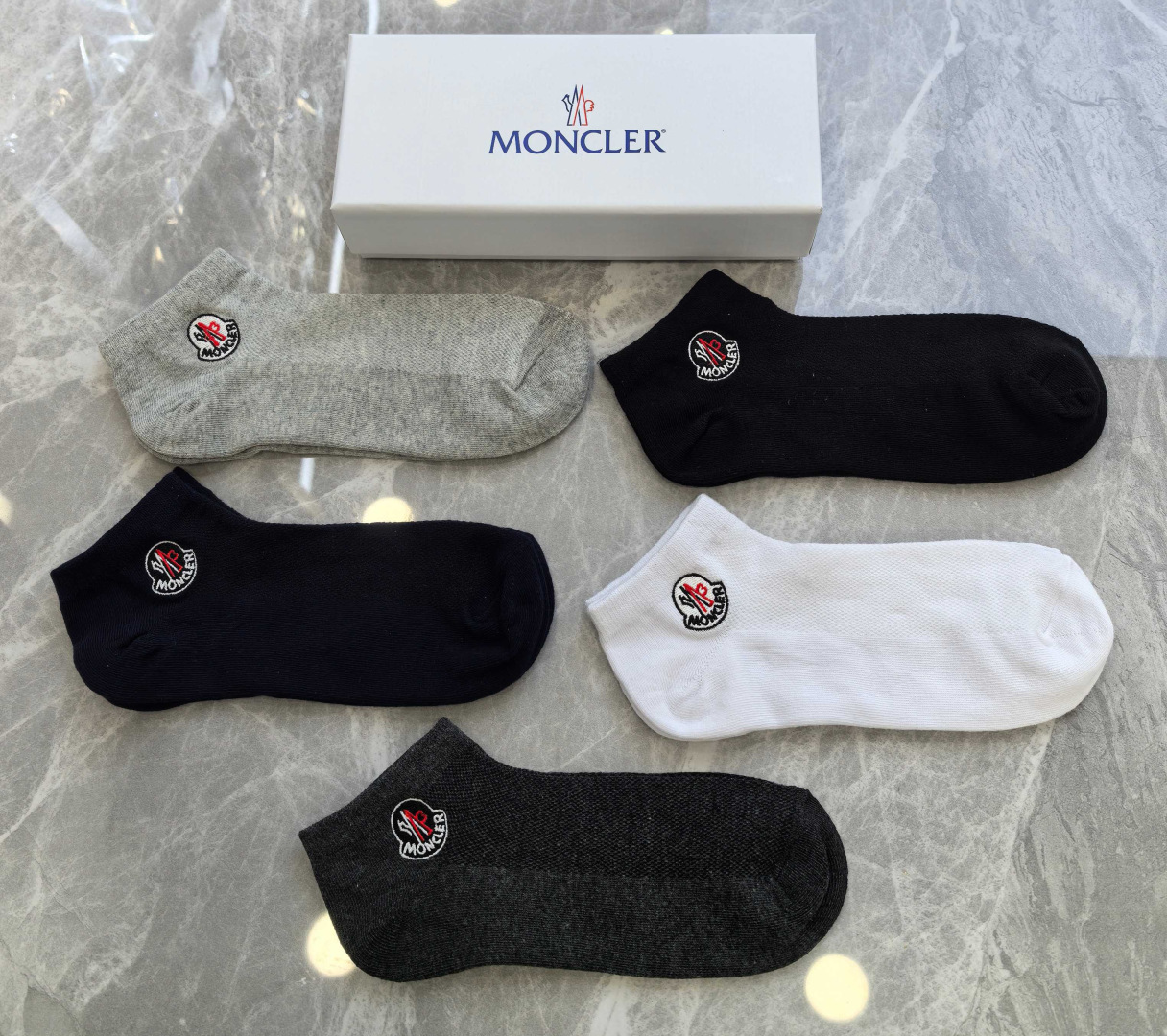 💛配包装 MONCLER（蒙口）新款经典刺绣中短款堆堆袜袜子！一盒五双， 专柜同步筒袜袜子，💛大牌出街，潮人必备。超好搭