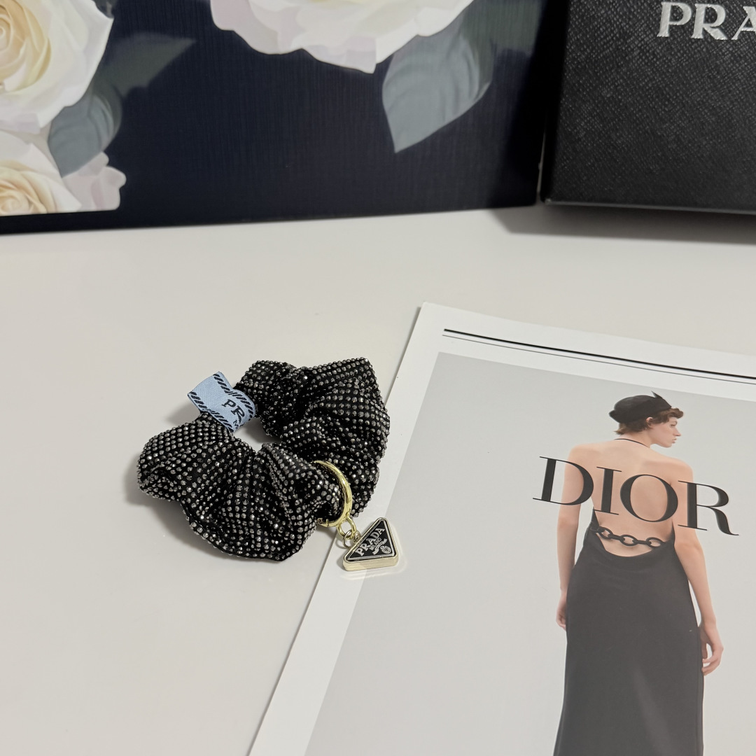 NO:941393,Special (single) with full set of packaging Prada's popular hair band, shipped from the counter. It looks very high-end at first glance. It is super versatile. You must keep your own hairpins, hairpins, prada, prada, hairpins.19860909特（单个）配全套包装 Prada（普拉达）爆款发圈,专柜款出货 一看就特别高档 超级百搭 必须自留发夹,发夹,prada,prada,hairpins,accessory