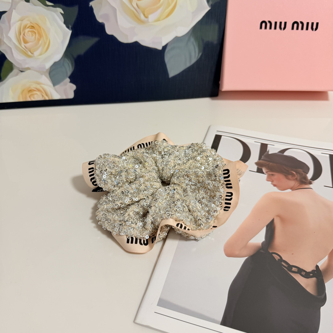 NO:941400,Special packaging MiuMiu (Miu Miu) classic hair tie looks great on the head or on the hand. Fashionable and versatile, a must-have item for everyone. Hairpins, hairpins, miumiu, hairpins19860909特 配包装 MiuMiu（缪缪）经典发圈 带头上或者手上都非常好看 时尚百搭人手必备单品发夹,发夹,miumiu,hairpins,accessory