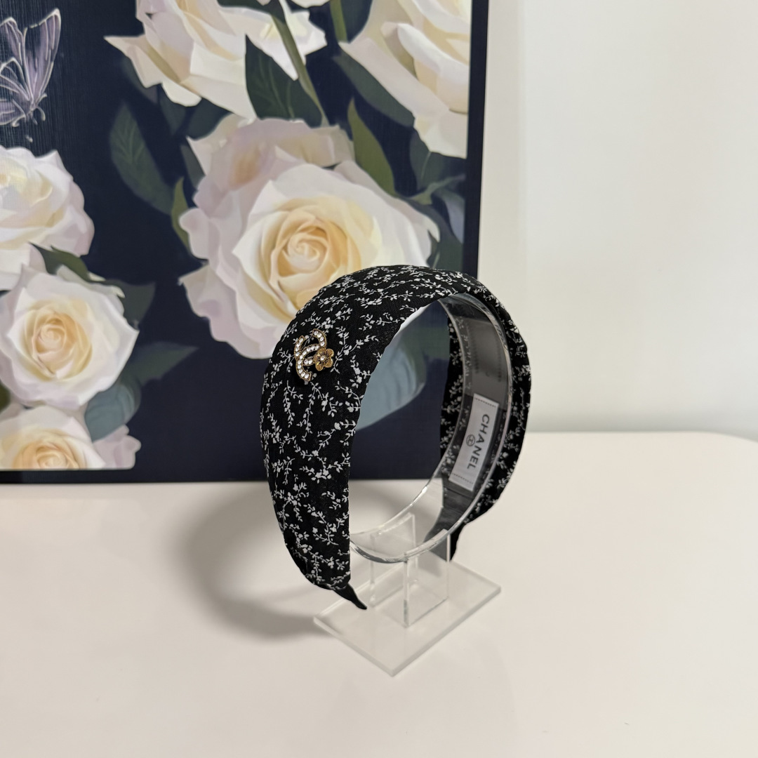 NO:941407,Specially equipped with counter packaging, Chanel's latest floral headband, little fairies can get it now. Special material, no hair, salty or sweet ~ hairpins, hairpins, chanel, chanel, hairpins19860909特 配专柜包装 Chanel（香奈儿）最新碎花发箍 小仙女快入手 特殊材质 不嘞头 可盐可甜～发夹,发夹,chanel,chanel,hairpins,accessory