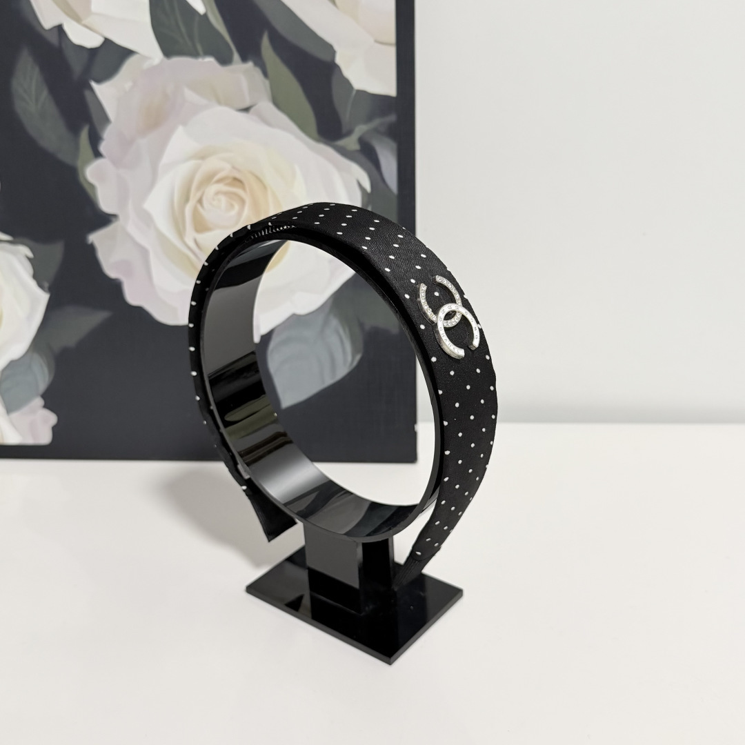 NO:941413,Specially equipped with counter packaging, Chanel's latest hairbands. Little fairies can get it now. Special materials. No hair. Can be salty or sweet ~ hairpins, hairpins, chanel, chanel, hairpins19860909特 配专柜包装 Chanel（香奈儿）最新发箍 小仙女快入手 特殊材质 不嘞头 可盐可甜～发夹,发夹,chanel,chanel,hairpins,accessory