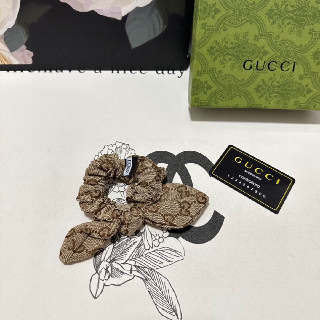 NO:941352,Specially packaged Gucci (Gucci) classic presbyopic hair tie. It looks great on the head or on the hand. It is a fashionable and versatile must-have item for everyone. Hairpins, hairpins, gucci, gucci, hairpins19860909特 配包装 Gucci（古驰）经典老花发圈 带头上或者手上都非常好看 时尚百搭人手必备单品发夹,发夹,gucci,gucci,hairpins,accessory