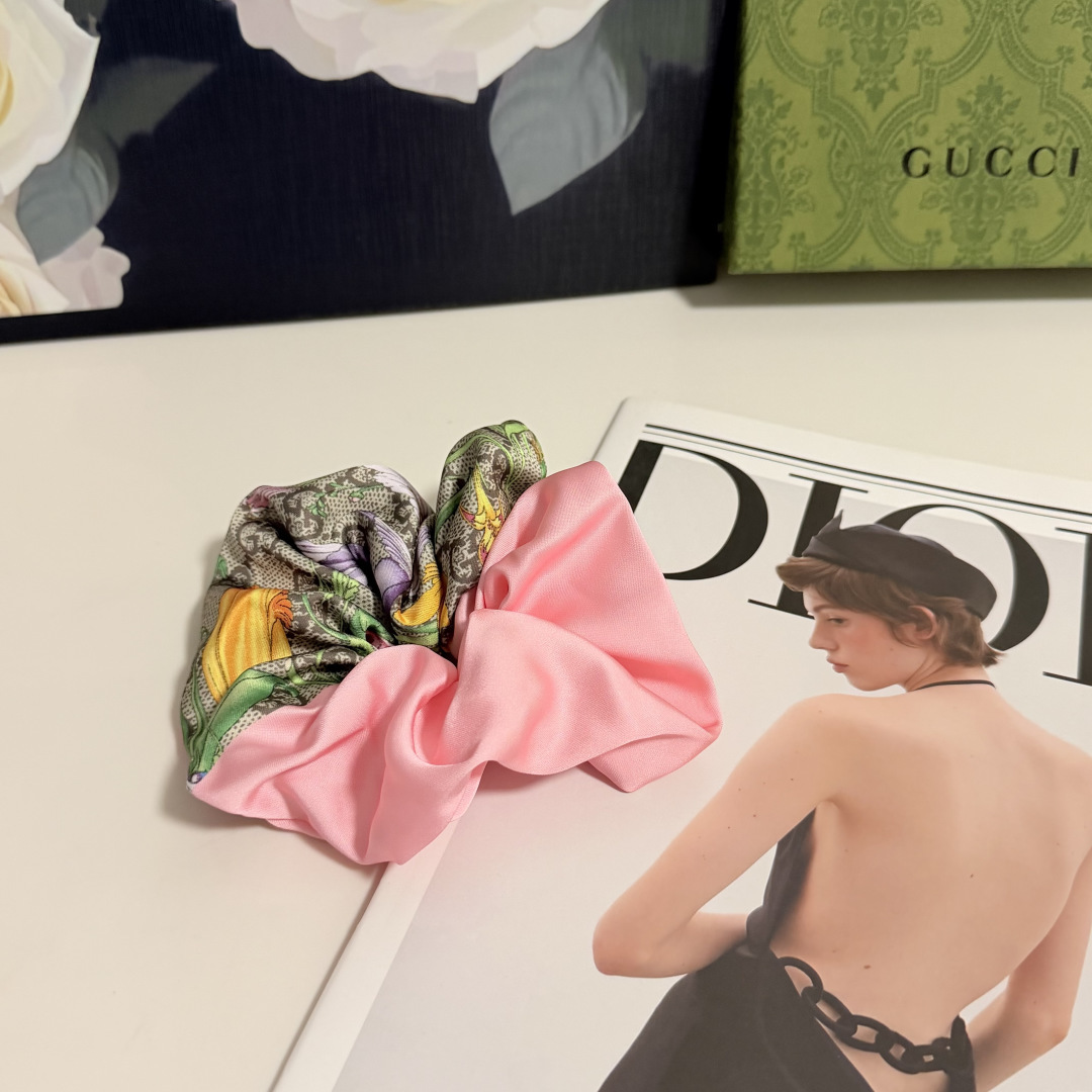 NO:941307,Special (single) with complete packaging Gucci (Gucci) popular floral silk hair band, shipped from the counter. It looks very high-end at first glance. It is super versatile. You must keep your own hairpins, hairpins, gucci, gucci, real silk, hairpins19860909特（单个）配全套包装 Gucci（古驰）爆款花卉真丝发圈,专柜款出货 一看就特别高档 超级百搭 必须自留发夹,发夹,gucci,gucci,real silk,hairpins,accessory