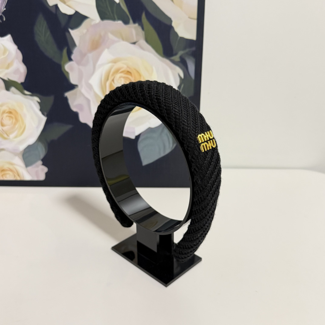 NO:941320,Specially equipped with counter packaging, MIUMIU's latest hairbands. Little fairies can get it now. Special material. No hair. Can be salty or sweet ~ hairpins, hairpins, miumiu, hairpins19860909特 配专柜包装 MIUMIU（缪缪）最新发箍 小仙女快入手 特殊材质 不嘞头 可盐可甜～发夹,发夹,miumiu,hairpins,accessory
