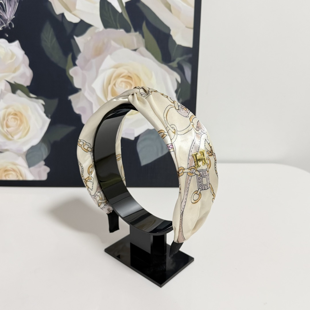 NO:941349,Specially equipped with counter packaging, the latest Hermes hairbands. Little fairies can get it now. Special materials. No hair. Can be salty or sweet ~ hairpins, hairpins, hermes, hermes, hairpins19860909特 配专柜包装 Hermes（爱马仕）最新发箍 小仙女快入手 特殊材质 不嘞头 可盐可甜～发夹,发夹,hermes,hermes,hairpins,accessory