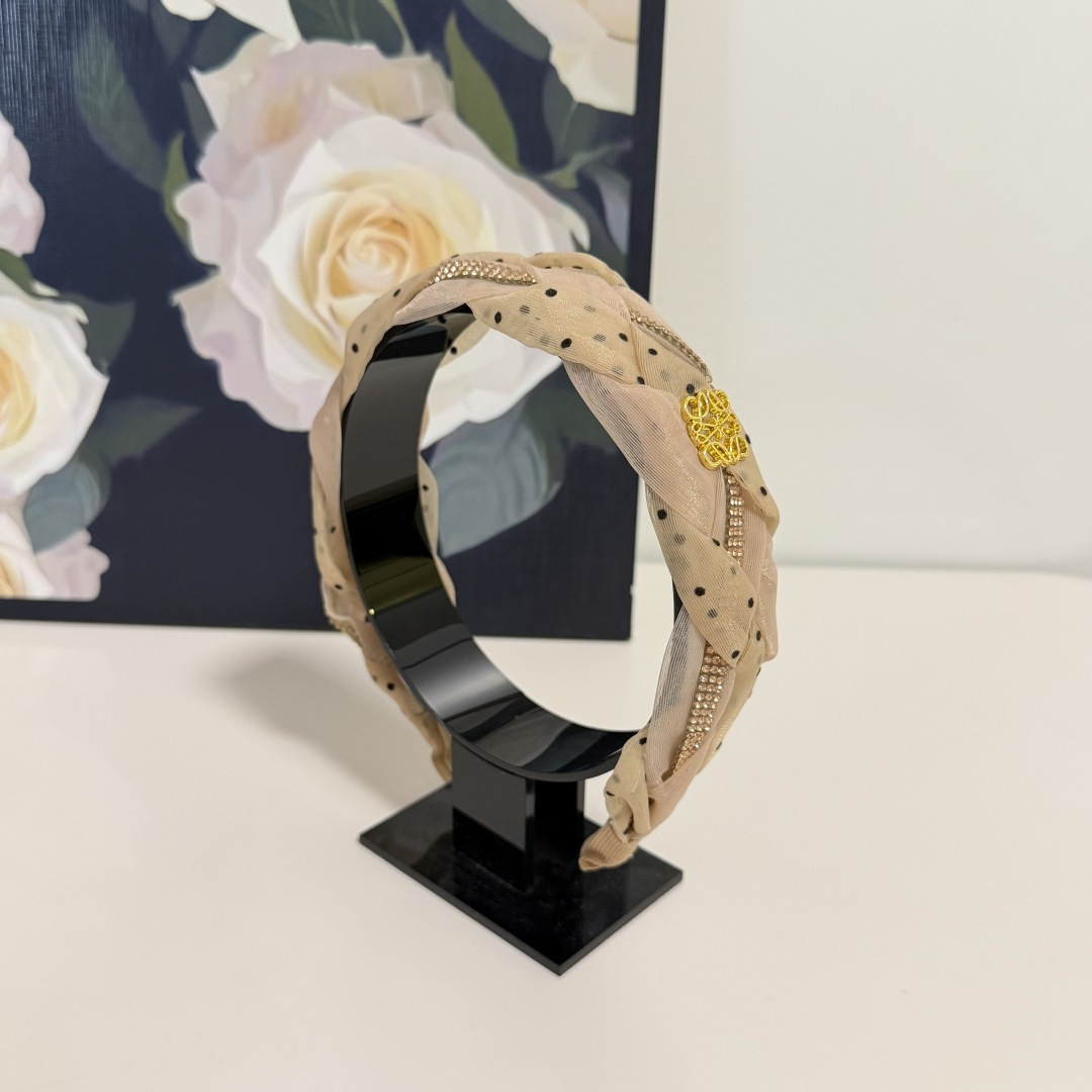 NO:941296,Specially equipped with counter packaging, Loewe's latest hairbands, little fairies can get it now. Special material, no hair, salty or sweet ~ hairpins, hairpins, loewe, loewe, hairpins19860909特 配专柜包装 Loewe（罗意威）最新发箍 小仙女快入手 特殊材质 不嘞头 可盐可甜～发夹,发夹,loewe,loewe,hairpins,accessory