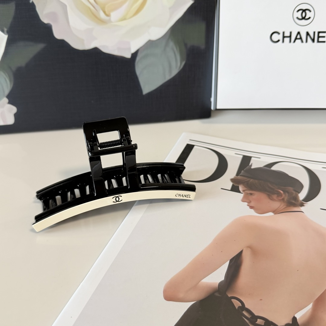NO:941420,Special (single) with counter packaging Chanel (Chanel) latest vintage vintage hardware clip. Elegant girl is worth buying. Very easy to match. Temperament and taste. Hairpins, hairpins, chanel, chanel, hairpins19860909特（单个）配专柜包装 Chanel（香奈儿）最新款 中古vintage复古五金抓夹 优雅的girl值得入手 非常好搭配 气质有品位发夹,发夹,chanel,chanel,hairpins,accessory
