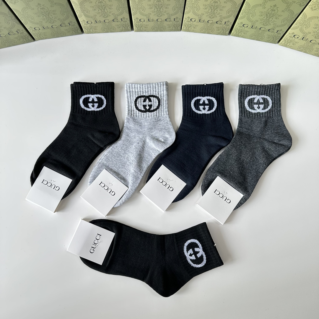 💛配专柜包装 Gucci（古驰）新款中长款堆堆袜袜子！一盒五双，专柜同步筒袜袜子，💛大牌出街，潮人必备。超好搭