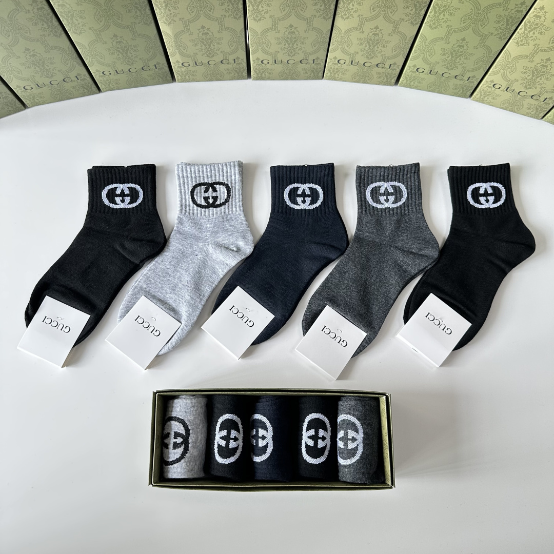 💛配专柜包装 Gucci（古驰）新款中长款堆堆袜袜子！一盒五双，专柜同步筒袜袜子，💛大牌出街，潮人必备。超好搭