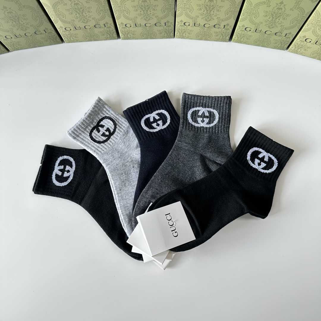 💛配专柜包装 Gucci（古驰）新款中长款堆堆袜袜子！一盒五双，专柜同步筒袜袜子，💛大牌出街，潮人必备。超好搭