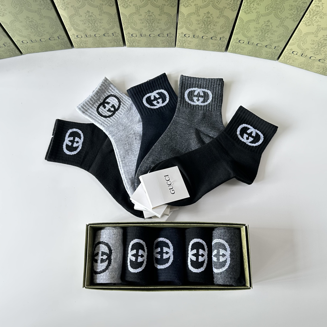 💛配专柜包装 Gucci（古驰）新款中长款堆堆袜袜子！一盒五双，专柜同步筒袜袜子，💛大牌出街，潮人必备。超好搭
