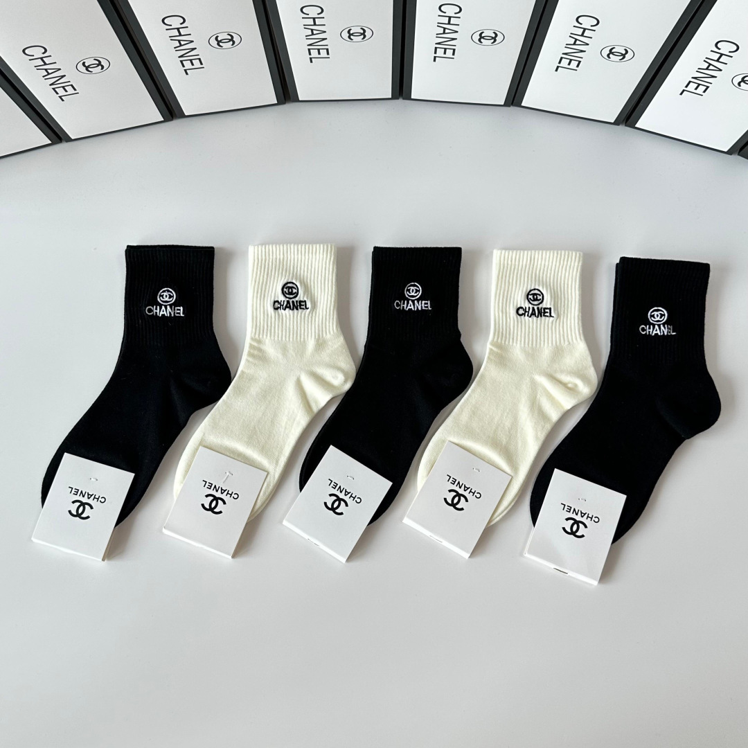 💛配专柜包装 Chanel（香奈儿）新款刺绣中长款堆堆袜袜子！一盒五双，专柜同步筒袜袜子，💛大牌出街，潮人必备。超好搭