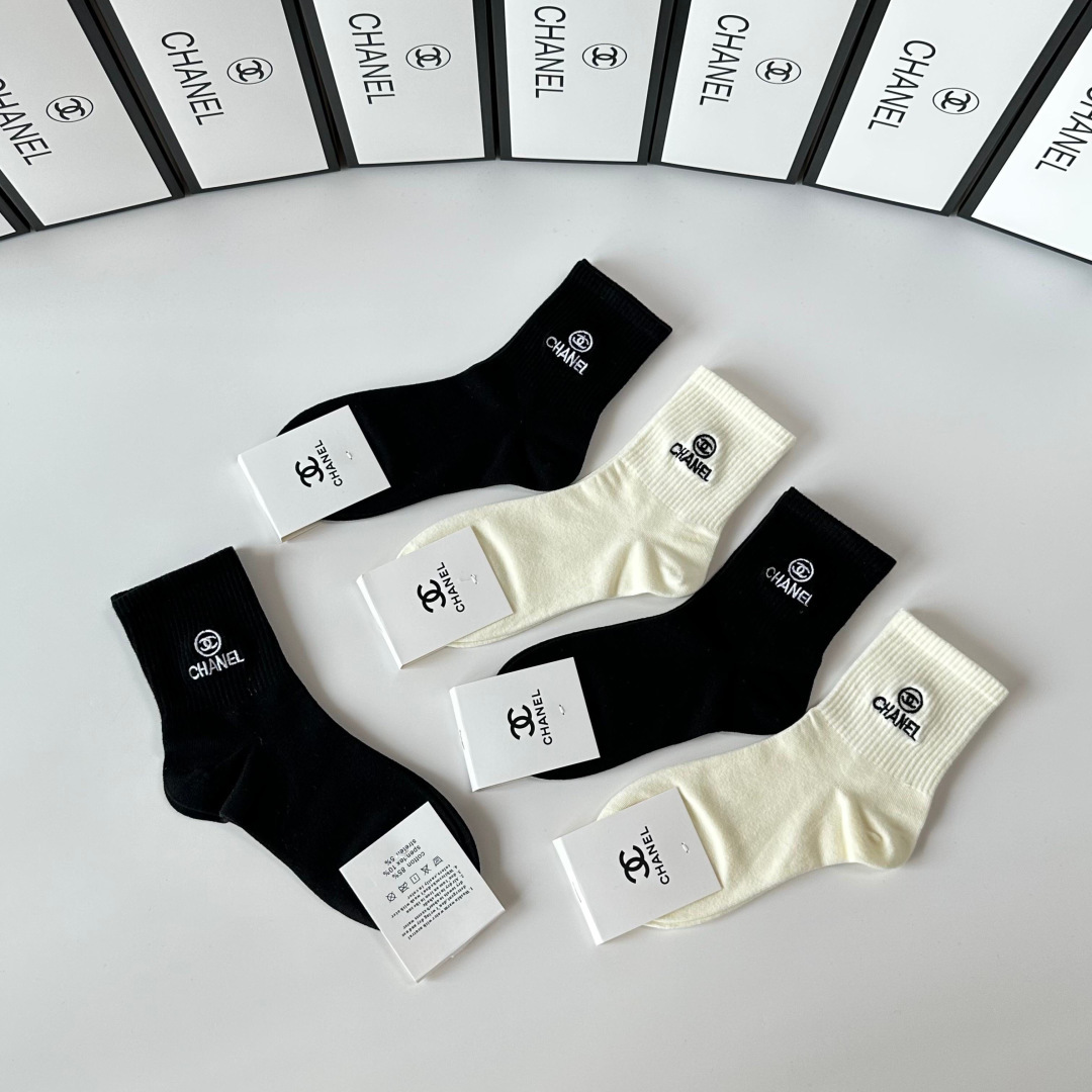 💛配专柜包装 Chanel（香奈儿）新款刺绣中长款堆堆袜袜子！一盒五双，专柜同步筒袜袜子，💛大牌出街，潮人必备。超好搭