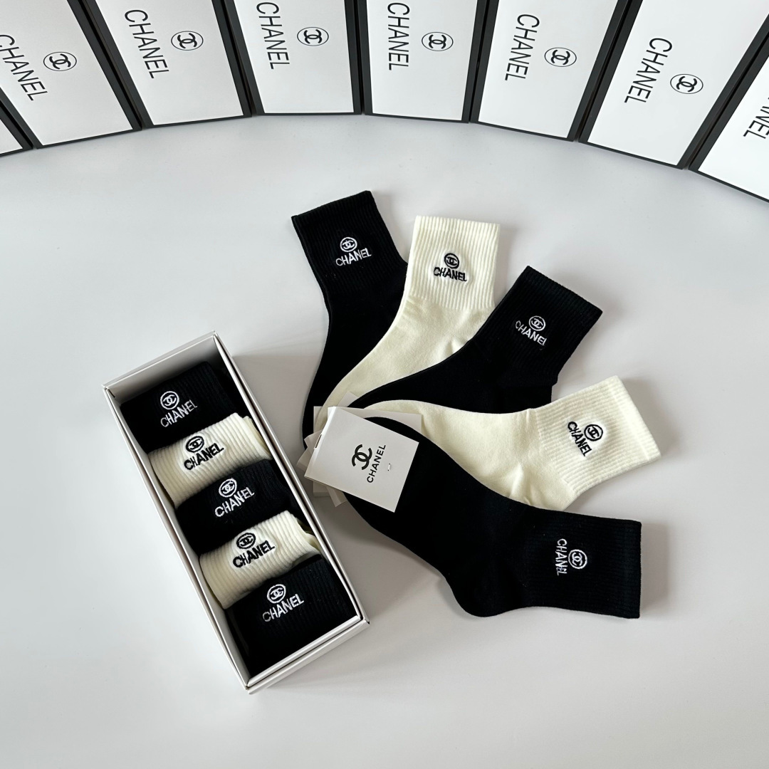 💛配专柜包装 Chanel（香奈儿）新款刺绣中长款堆堆袜袜子！一盒五双，专柜同步筒袜袜子，💛大牌出街，潮人必备。超好搭