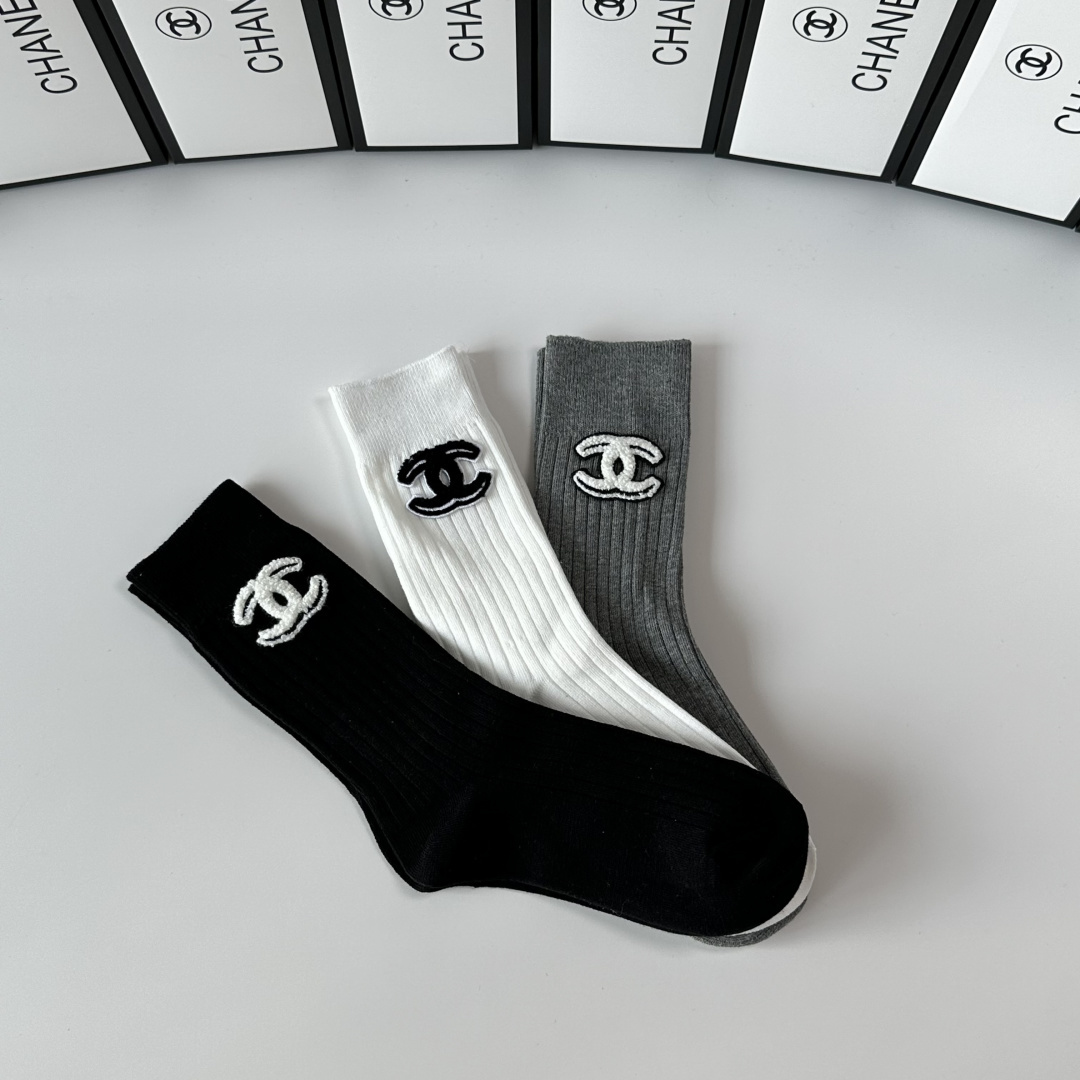 💛配包装 Chanel（香奈儿）新款经典中长款饰品袜堆堆袜袜子！一盒三双， 专柜同步筒款袜子，💛大牌出街，潮人必备。超好