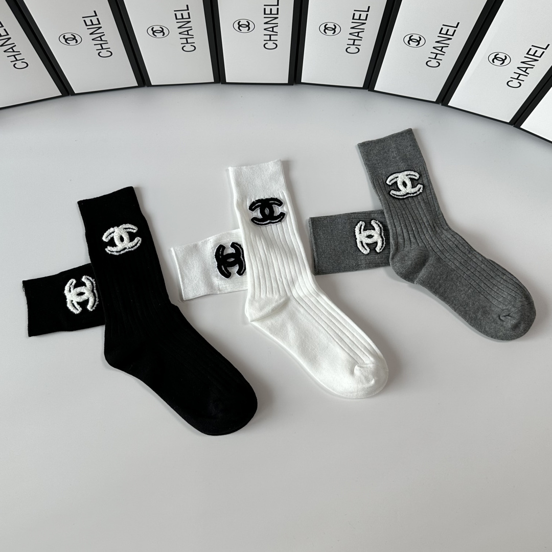 💛配包装 Chanel（香奈儿）新款经典中长款饰品袜堆堆袜袜子！一盒三双， 专柜同步筒款袜子，💛大牌出街，潮人必备。超好