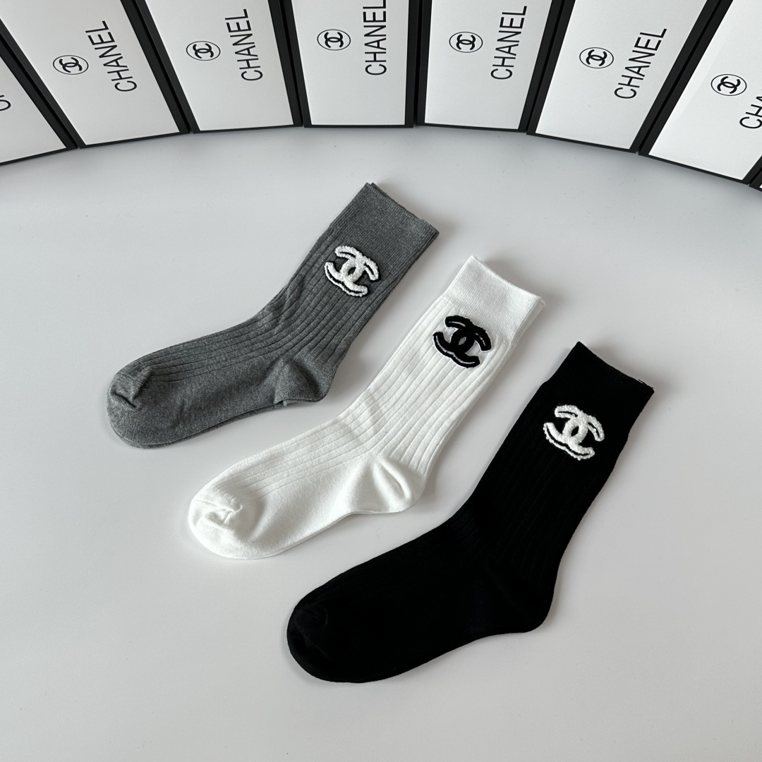 💛配包装 Chanel（香奈儿）新款经典中长款饰品袜堆堆袜袜子！一盒三双， 专柜同步筒款袜子，💛大牌出街，潮人必备。超好