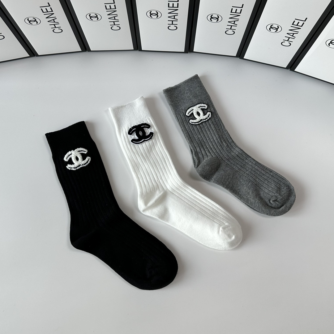 💛配包装 Chanel（香奈儿）新款经典中长款饰品袜堆堆袜袜子！一盒三双， 专柜同步筒款袜子，💛大牌出街，潮人必备。超好